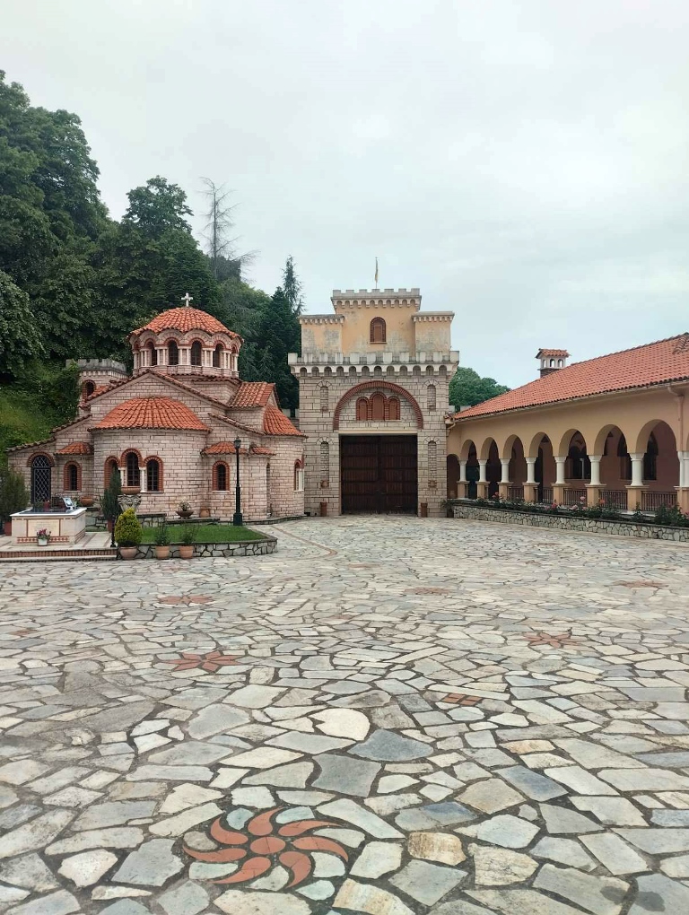 Μονές Header Image