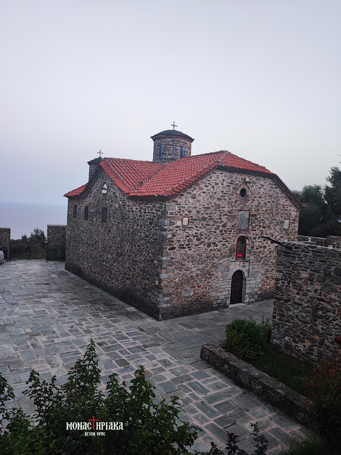 Μονές Header Image